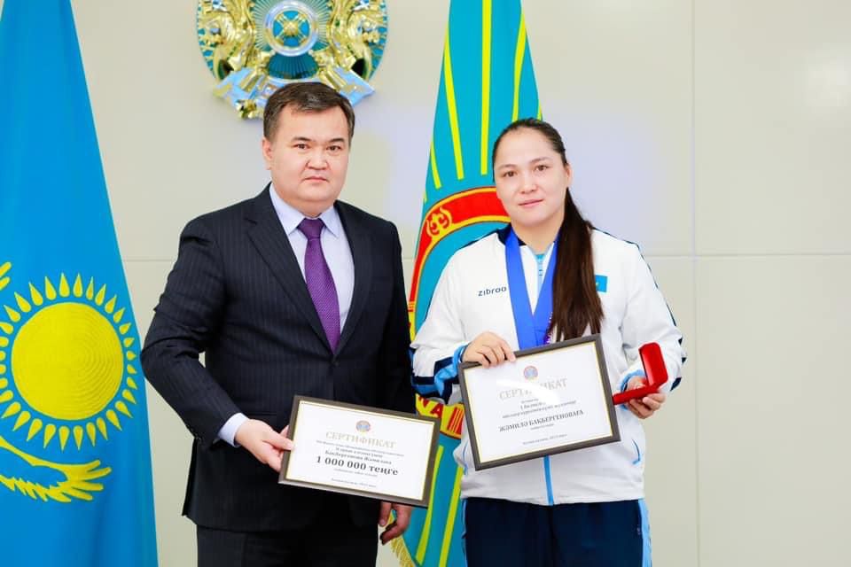 Астана әкімі Жәмила Бақбергеноваға пәтер кілтін табыстады | BASSPORT Астана әкімі Жәмила Бақбергеноваға пәтер кілтін табыстады
