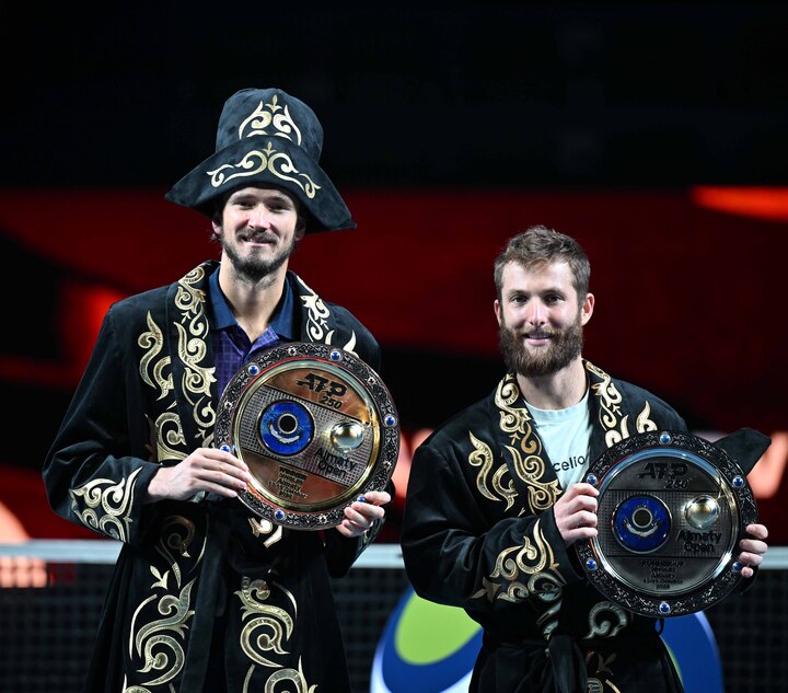Алматыдағы ATP 250 турнирінің финалисі қазақ шапанымен Еуропада қыдырып жүр | BASSPORT Алматыдағы ATP 250 турнирінің финалисі қазақ шапанымен Еуропада қыдырып жүр