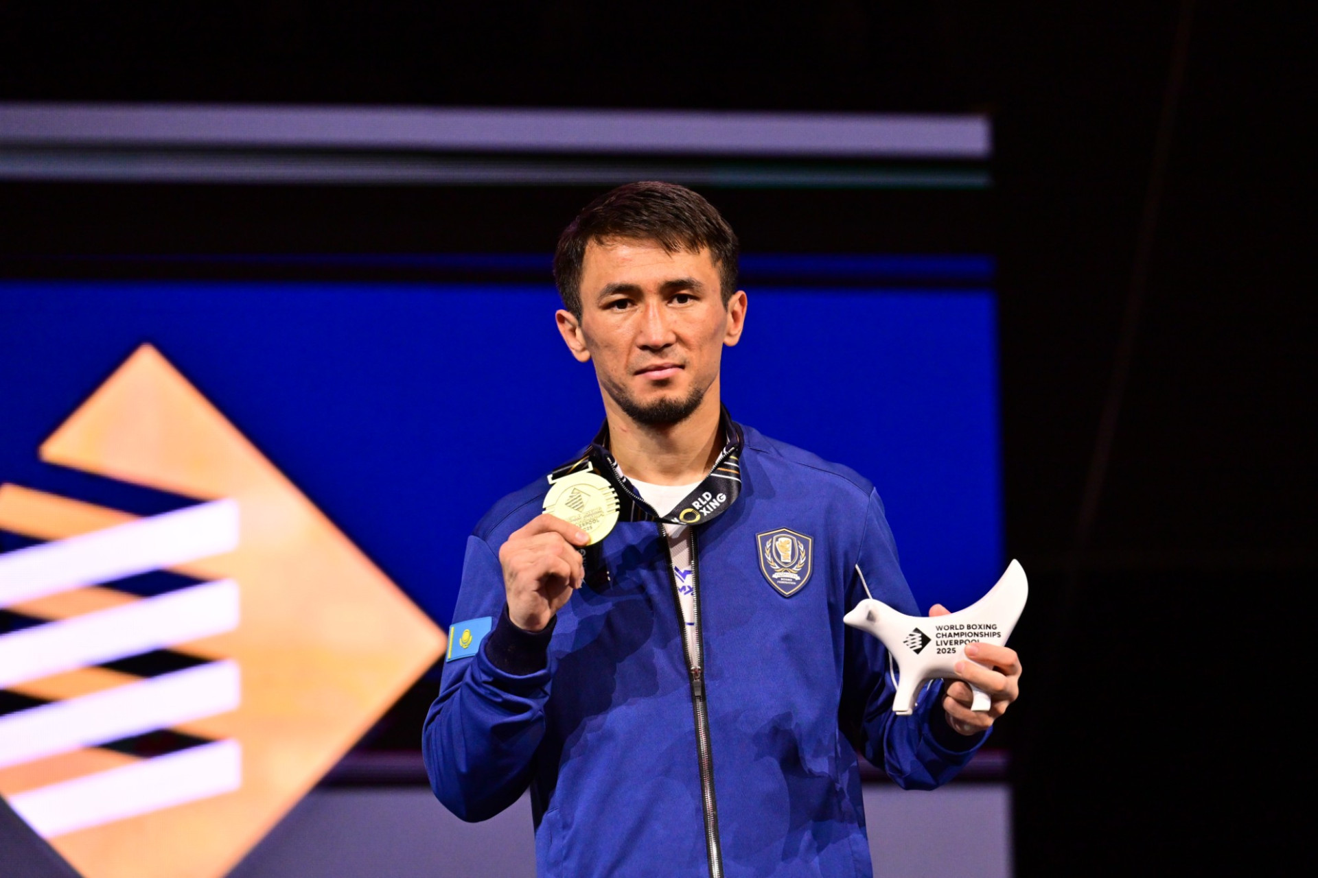 Екі қазақ былғары қолғап шебері 