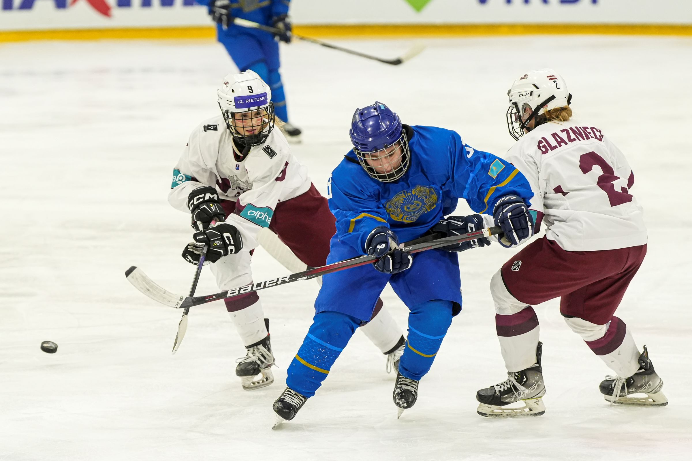 Хоккейші қыздарымыз Латвияны ойсырата ұтты