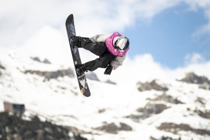 Милан-2026: канадалық сноубордшы жаттығудан зембілмен кетті (СУРЕТ)