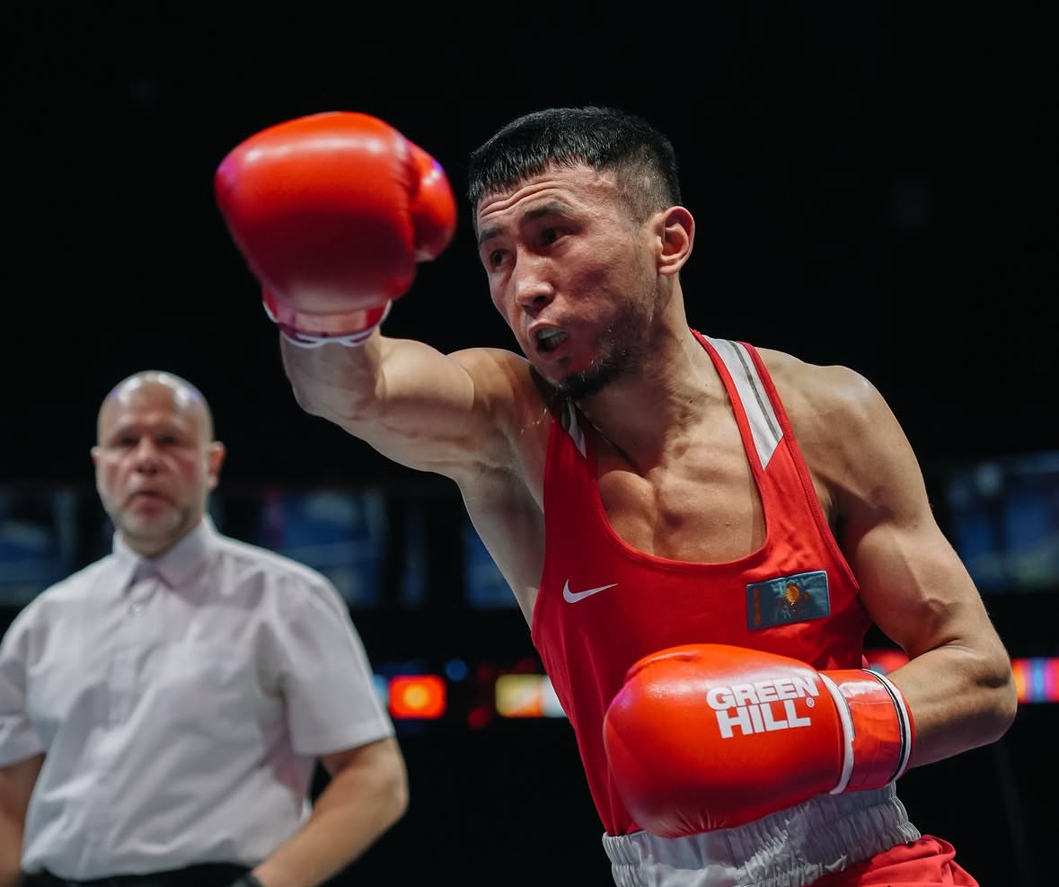 Моңғолия спортшысы Махмұд Сабырханды Азия чемпионатында жеңіп, оны жарыс жолынан шығарды