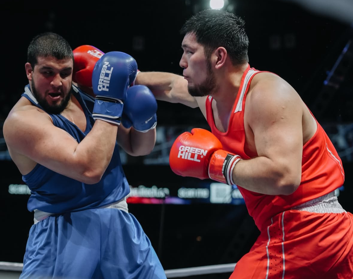 Екі қазақ боксшысы Азия чемпионатының финалында өзара мықтыны анықтайды