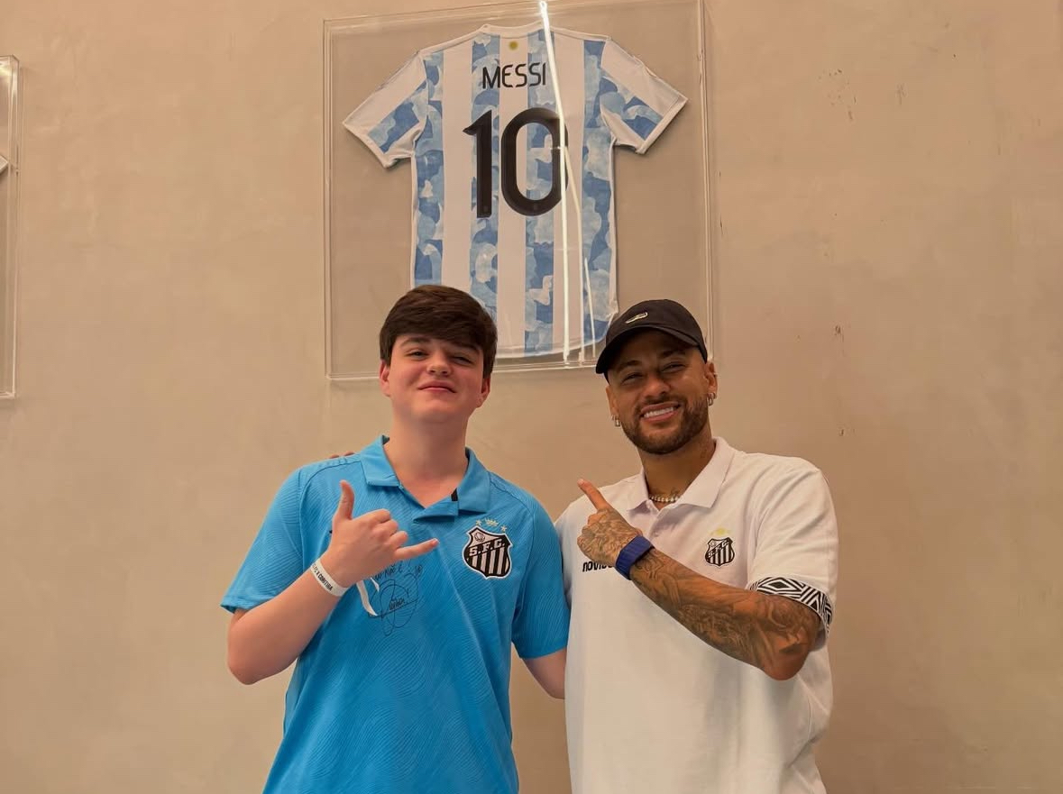 Неймар қазақстандық киберспортшы Данил Голубенкомен кездесті